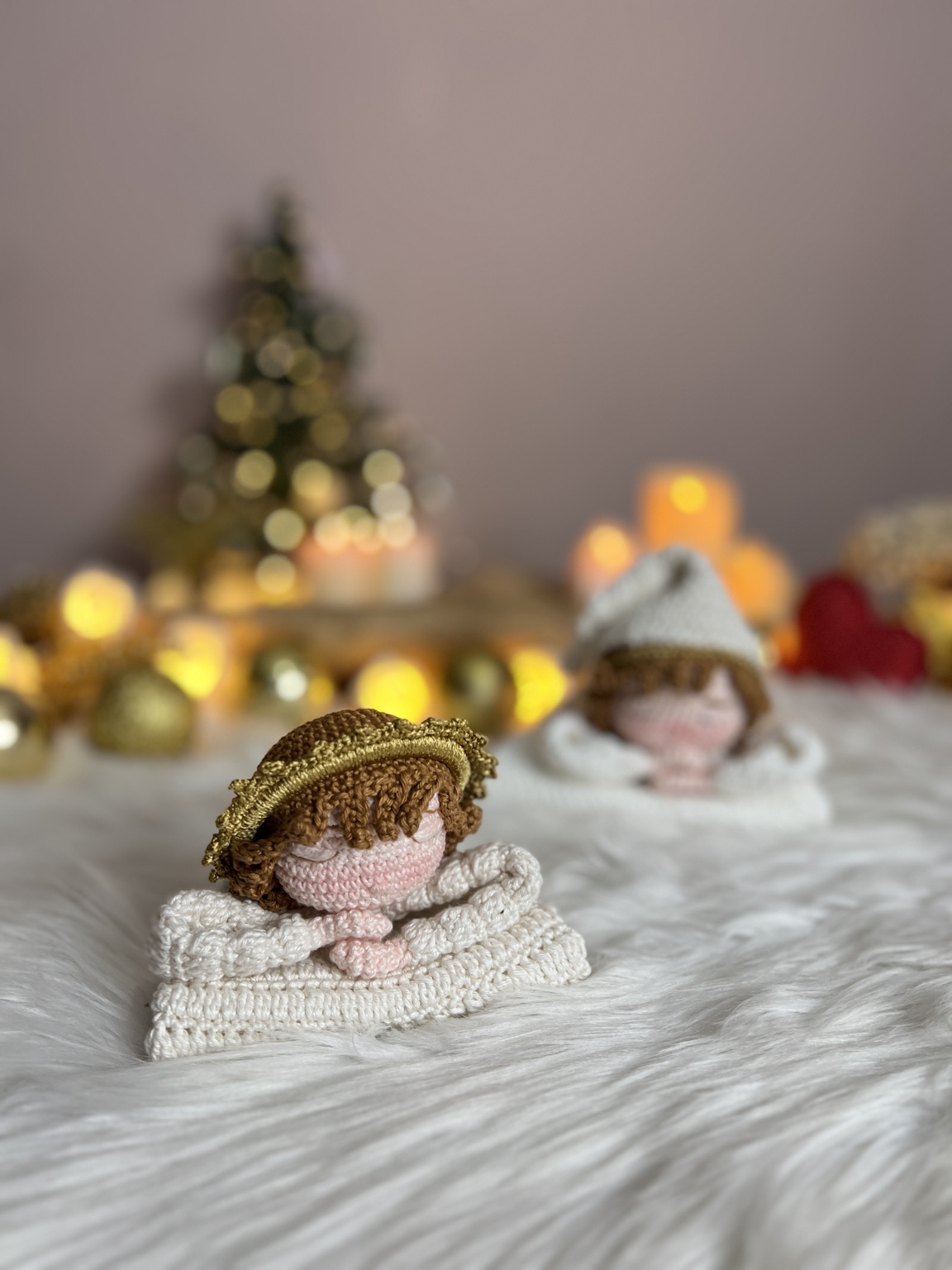 Naninha diante da árvore de Natal iluminada