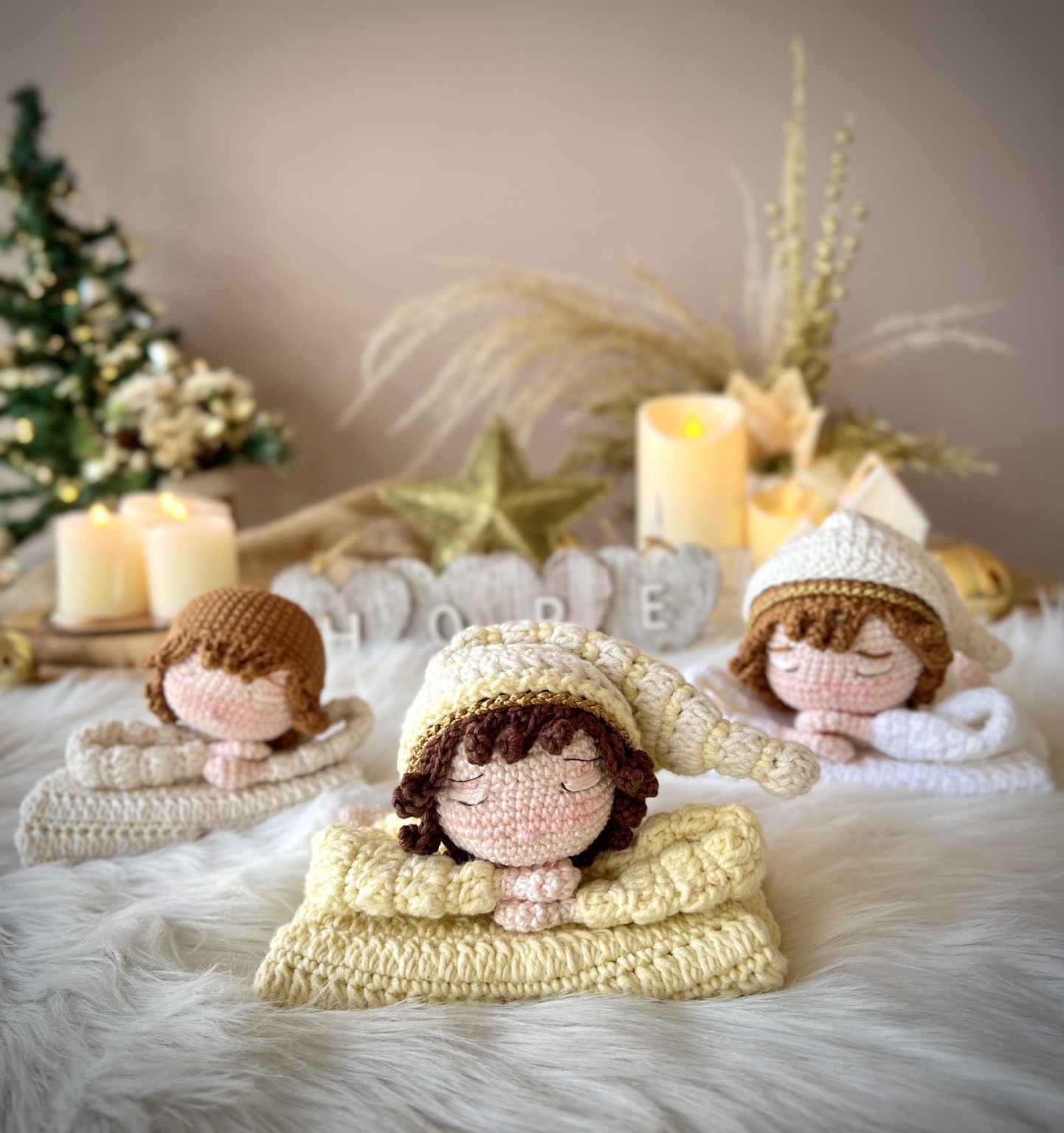 Naninha do Menino Jesus com luzes e árvore de Natal